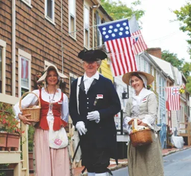 tour guides in Colonial dress